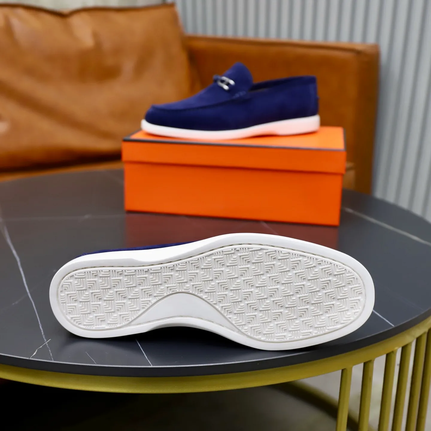 Ex-factory price: 540💰Hermès/Hermès slip-on men's shoes. This shoe is made of imported cow suede leather, with simple and smooth lines, and a 3CM rubber foam ultra-light sole combined with aerodynamic design! Youthful and fashionable, H button decoration, contrasting leather embellishment on the heel, calf lining to gently wrap your feet, with embossed logo cowhide feet, leather rock strips, casual and urban style, highlighting youthful vitality, sports and leisure version, super versatile Size number: 38-39-40-41-42-43-44 Standard leather shoe size (45 can be customized but does not support returns)